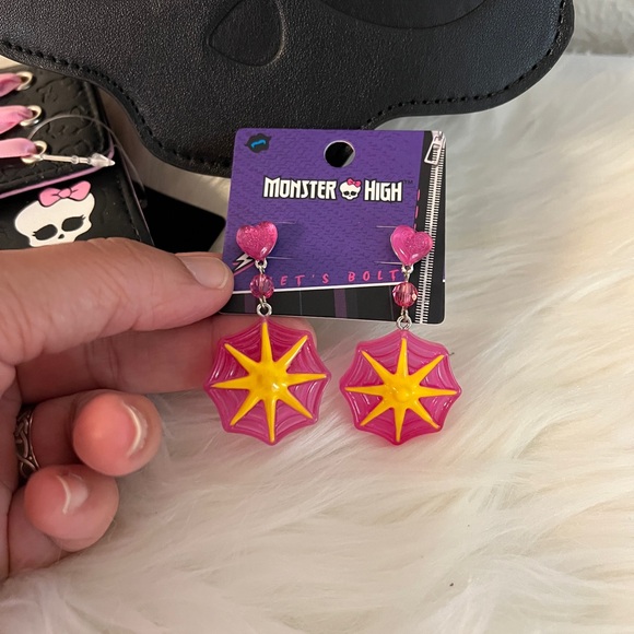 Monster High Skullette Figural Crossbody Bag & Wallet, Draculaura Earrings - Picture 2 of 9